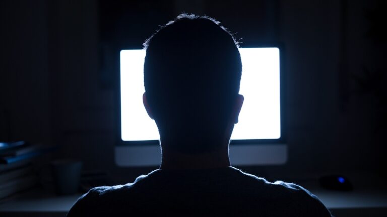 mand alene foran skærm om natten – pornoafhængighed