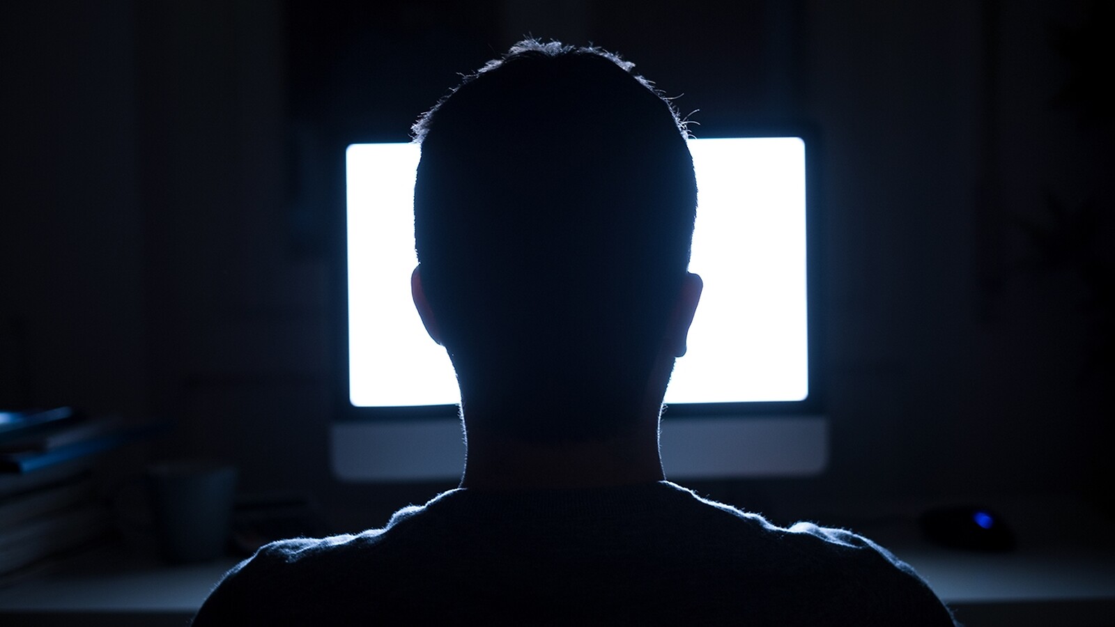 mand alene foran skærm om natten – pornoafhængighed